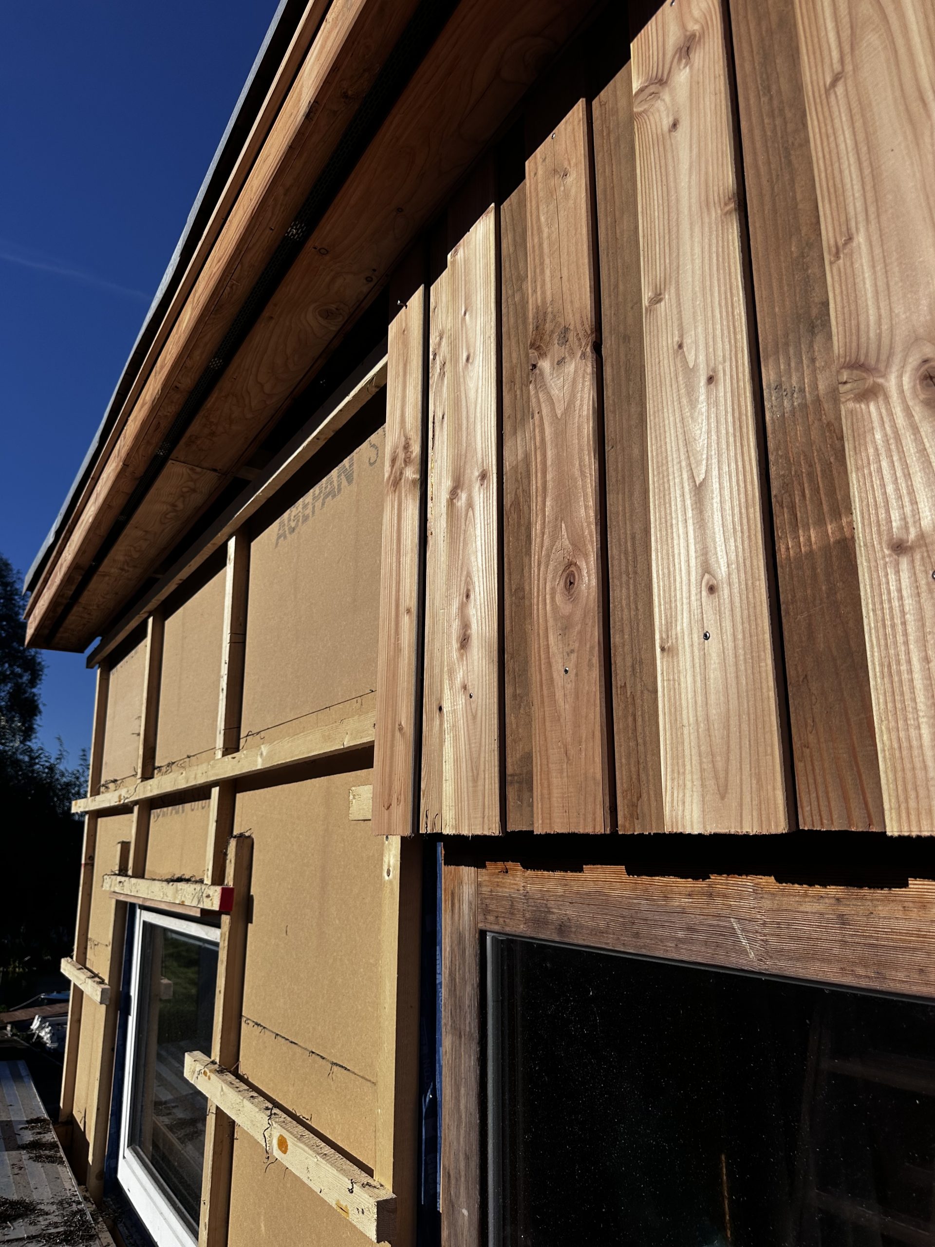 hinterlüftete Holzfassade mit Seegrasdämmung